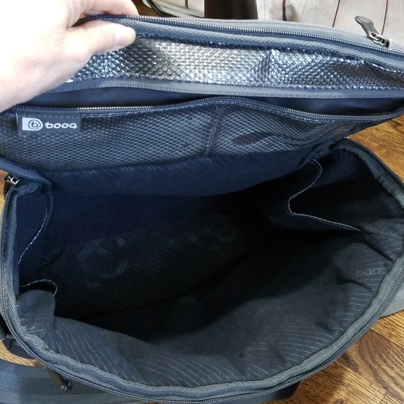 Booq Python Catch Camera Messenger Bag - Picture 3 of 10